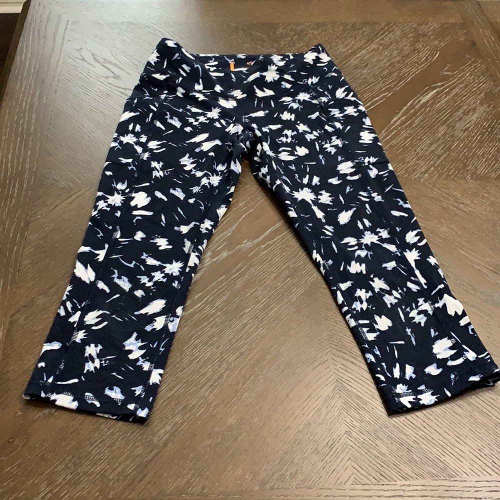 Lucy navy abstract print Capri leggings Size S